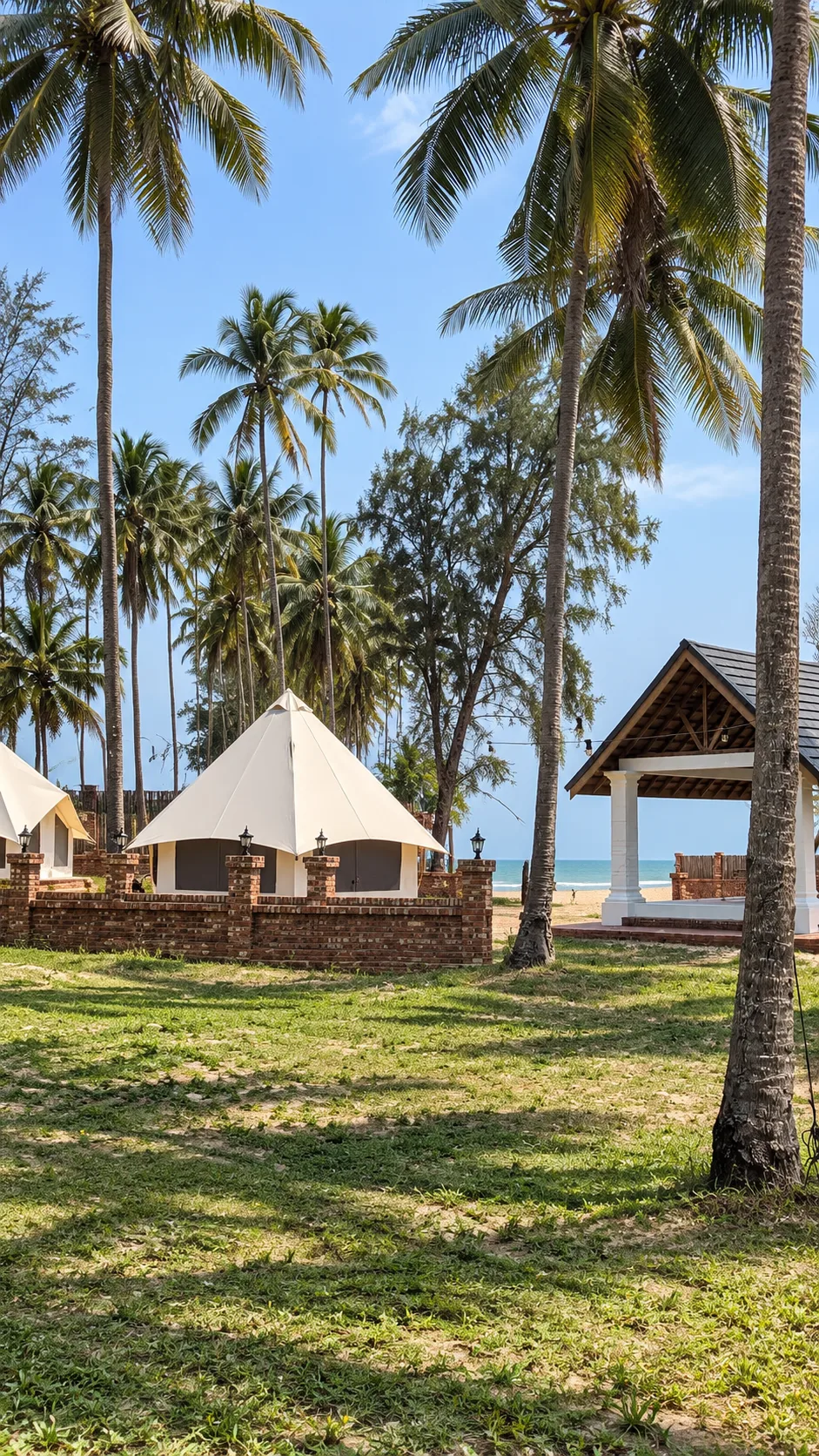 Khemah glamping putih di Resort Pantai Kita