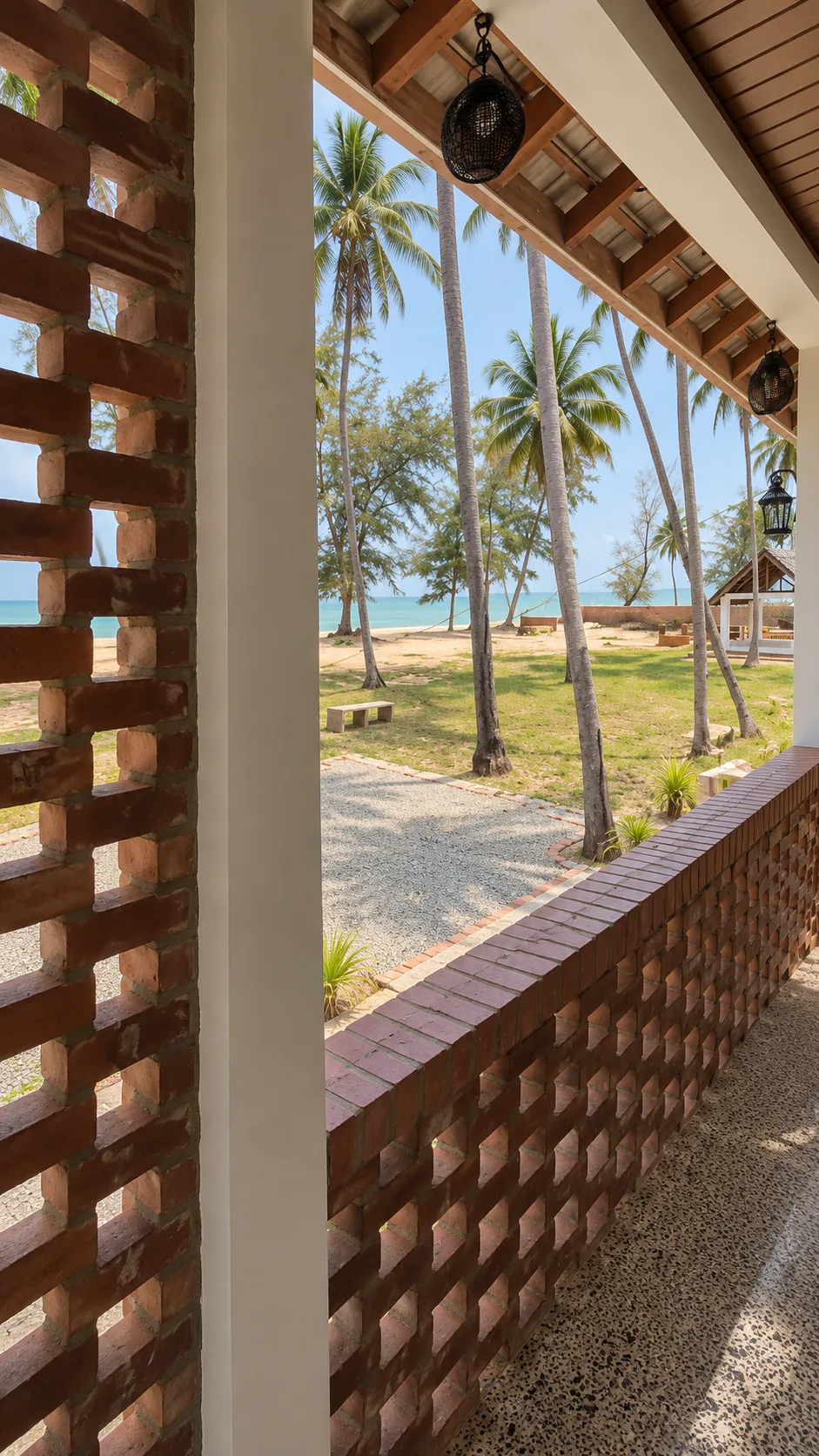 Pemandangan laut dari beranda bata resort