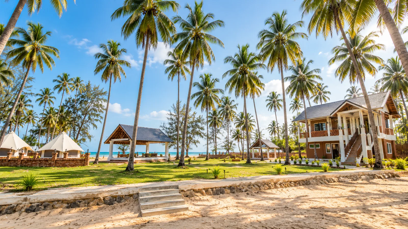 Resort Pantai Kita, Kandis: padang rumput, pokok kelapa, khemah glamping, wakaf dan rumah resort menghadap pantai
